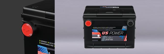 Das Bild zeigt eine schwarze Starterbatterie mit Frontpolen und der Aufschrift US-Power, der rote Pluspol wird auf der linken Seite des Bildes vergößert dargestellt
