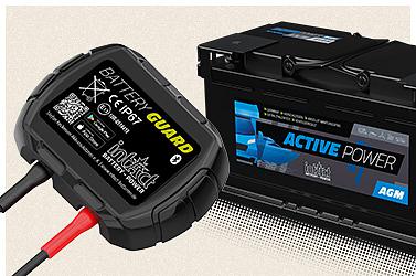 Das Bild zeigt einen Battery-Guard vor einer intAct Active Power AGM Versorgungsbatterie.