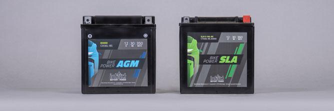 Das Bild zeigt die beiden intAct Motorradbatterien AGM und SLA.