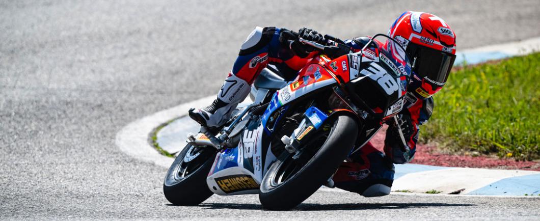 Das Bild zeigt den Nachwus-Fahrer Alessio Arnold in Action.