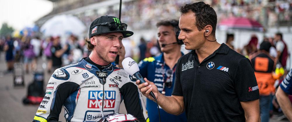 Das Bild zeigt Darryn Binder beim Interview mit Alex Hofmann