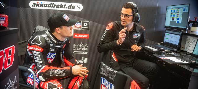 Das Bild zeigt den Moto2-Fahrer Manuel Gonzalez bei der Analyse am Monitor mit seinem Datarecording-Spezialisten.