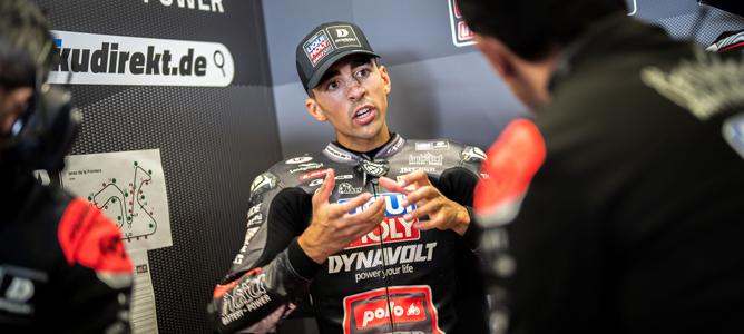 Das Bild zeigt den Moto2-Fahrer Senna Agius im Gespräch mit seinem Datarecording-Spezialisten.