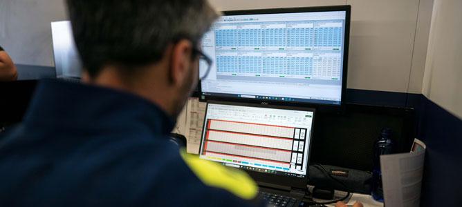 Ein Datarecording-Spezialist vor dem Monitor bei der Arbeit.