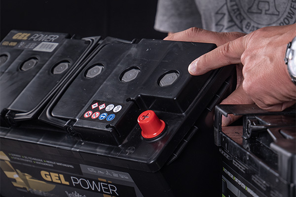 The picture shows VLRA plugs of an absolutely maintenance-free gel battery. Refilling is not possible or necessary with this battery.