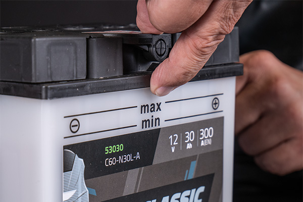 The picture shows the fill level marking on a wet-cell battery.