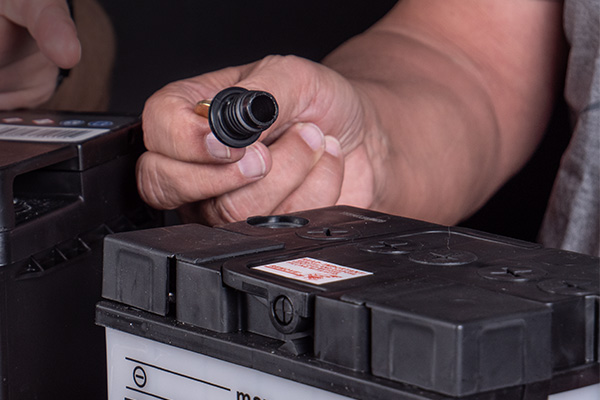 The battery plug of a low-maintenance battery allows the fill level to be checked or topped up.