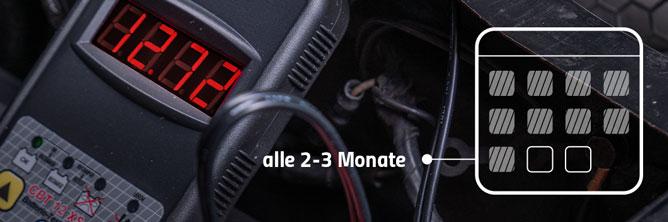 Das Bild zeigt ein Voltmeter mit der Empfehlung alle 2-3 Monate die Batteriespannung zu überprüfen.