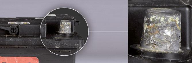 Das Bild zeigt einen vergrößerten sulfatierten Batteriepol 