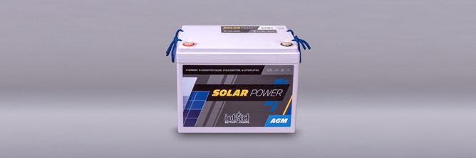 Das Bild zeigt einen hellgrauen Batteriekasten mit der Aufschrift intAct Solar-Power AGM