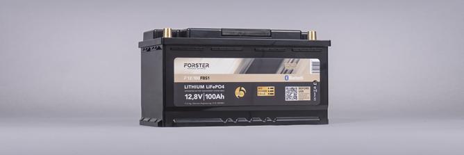Das Bild zeigt einen schwarzen Batteriekasten