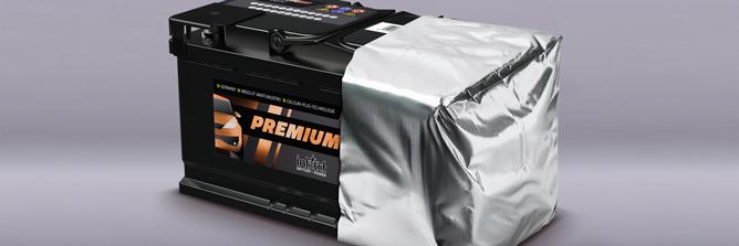 Das Bild zeigt eine Batterie, die zum Teil mit einer silbernen Thermohülle eingepackt ist.