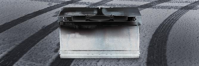 Das Bild zeigt eine Autobatterie, die vereist im Schnee steht.