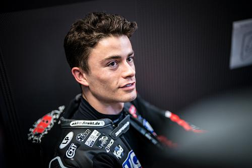 Das Bild zeigt den Moto2-Fahrer Manuel Gonzalez in der Box des IntactGP Teams.