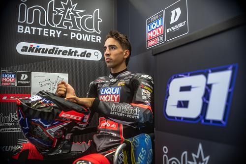 Das Bild zeigt den Moto2-Fahrer Senna Agius bei einer Trainingspause in der IntactGP-Box.