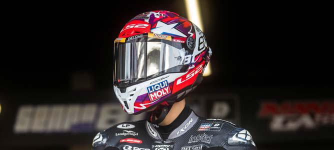Das Bild zeigt den Moto2-Fahrer Senna Agius mit seinem Helm.