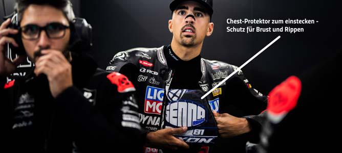 Das Bild zeigt Senna Agius beim einstecken seiner Chest-Protektoren.