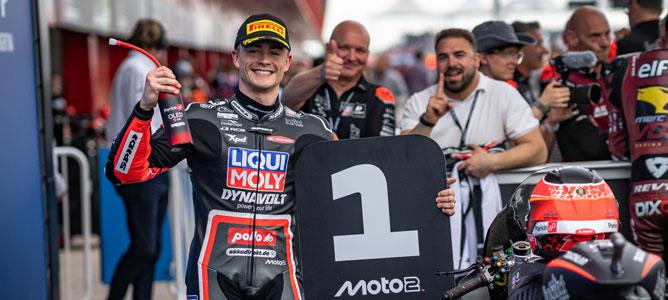 Das Bild zeigt den Moto2 Fahrer Manuel Gonzalez nach dem Gewinn der Pole Position. Im Hintergrund ist Teamchef Jürgen Lingg vom LIQUI MOLY Dynavolt Intact GP Team zu sehen.