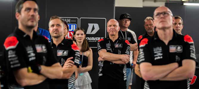 Das Bild zeigt Teamchef Jürgen Lingg und einige Crew-Mitglieder in der Box vom LIQUI MOLY Dynavolt Intac GP-Team.