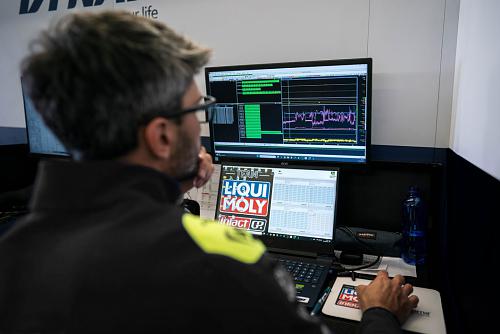 Das Bild zeigt einen Datarecording-Spezialisten vor dem Bildschirm.