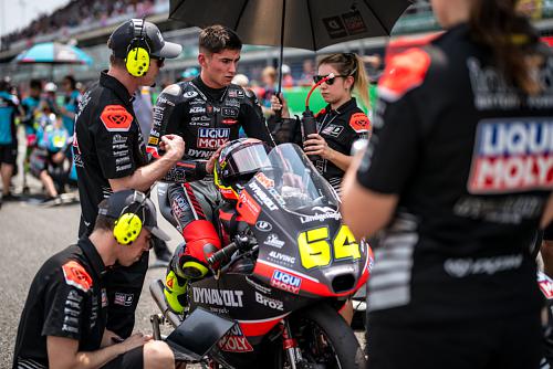 Das Bild zeigt den IntactGP Moto3-Fahrer David Munoz vor dem Start eines Rennens.