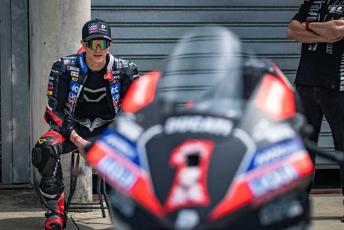 Das Bild zeigt den MotoE-Fahrer Hector Garzo während eines Trainings.
