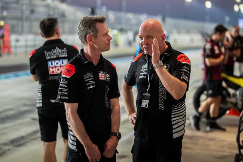 Das Bild zeigt den Teamchef Jürgen Lingg im Gespräch mit dem Moto3-Team Manager Peter Öttl vom Intact GP Team.