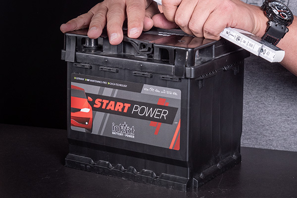 Das Bild zeigt eine wartungsfreie Start-Power Batterie. Sie hat keine Stopfen an der Oberseite, sondern einen Deckel, den man nicht öffnen kann. 