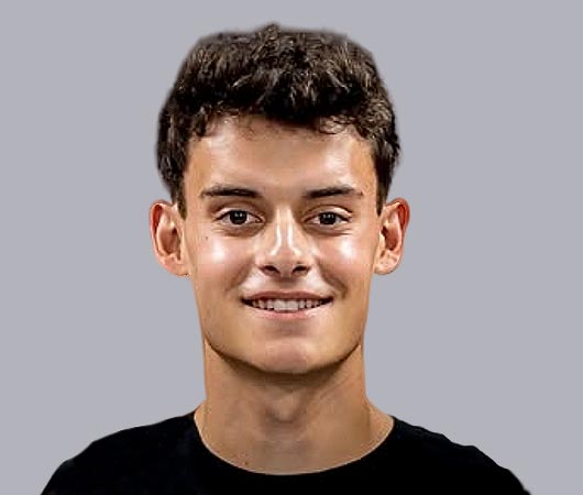 Das Bild zeigt den Moto3-Fahrer David Almansa vor einem grauen Hintergrund.