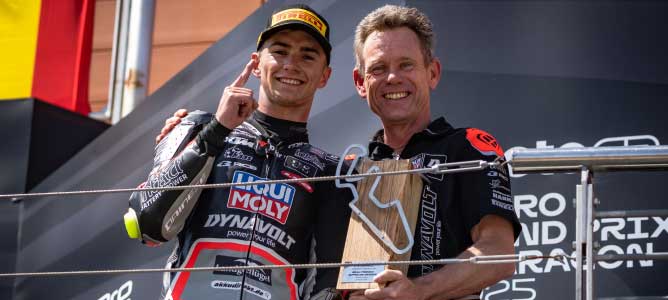 Das Bild zeigt David Muñoz und Peter Öttl bei der Siegerehrung in Aragón