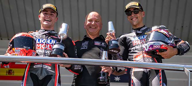 Manuel González, Jürgen Lingg und Senna Agius bei der Siegerehrung in Jerez.