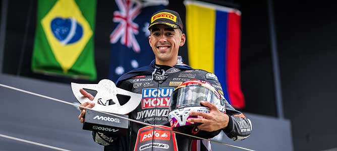 Senna Agius bei der Siegerehrung in Silverstone.